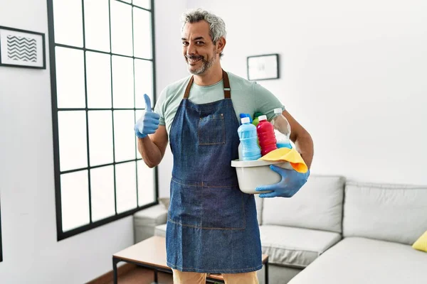 Orta Yaşlı Spanyol Bir Adam Daha Temiz Önlük Giyip Temizlik — Stok fotoğraf