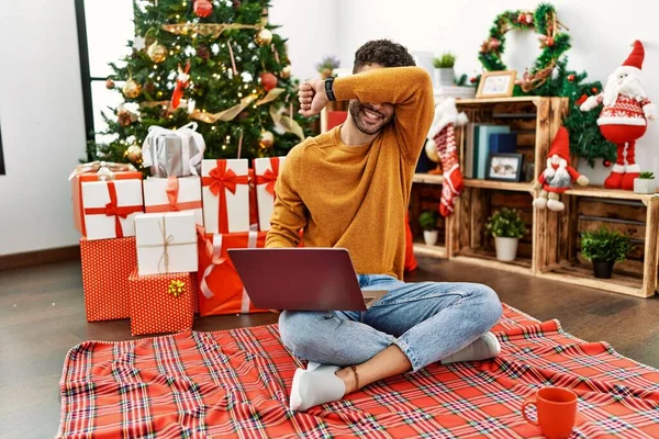 Joven Árabe Usando Portátil Sentado Junto Árbol Navidad Sonriendo Alegre — Foto de Stock