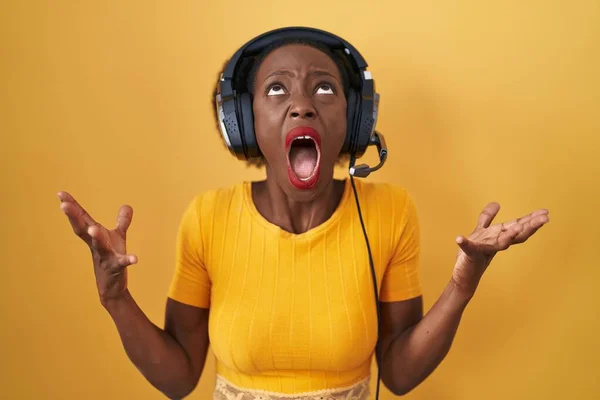 African Woman Curly Hair Standing Yellow Background Wearing Headphones Crazy — Stock Photo, Image