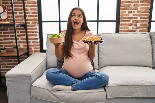 Mujer Embarazada Joven Anhelando Comida Casa Enojado Loco Gritando Frustrado —  Fotos de Stock