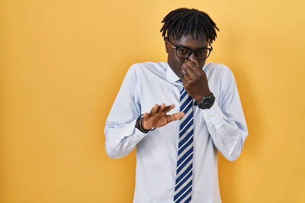 Hombre Africano Con Rastas Pie Sobre Fondo Amarillo Oliendo Algo — Foto de Stock