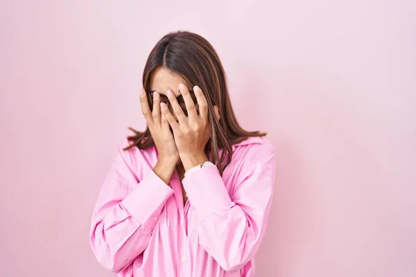 Young Hispanic Woman Wearing Glasses Standing Pink Background Sad Expression — Stock Photo, Image