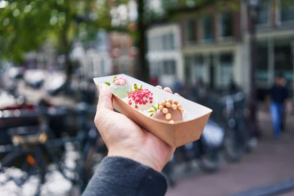 Mão Homem Segurando Caixa Com Sobremesa Chocolate Amsterdam — Fotografia de Stock