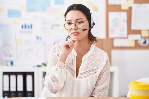 Hispanic Young Woman Working Office Wearing Headset Glasses Thinking Concentrated — ストック写真