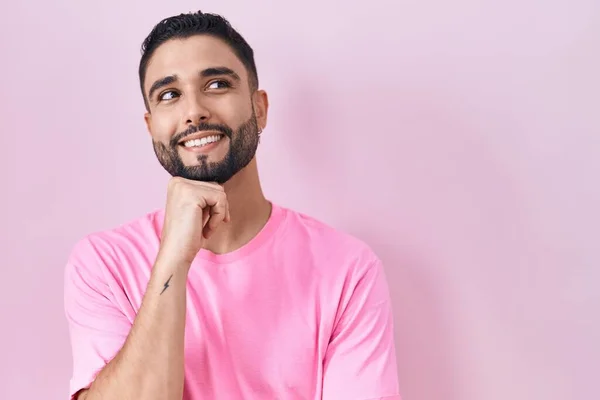 Jovem Hispânico Sobre Fundo Rosa Com Mão Queixo Pensando Questão — Fotografia de Stock