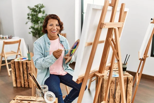 Mulher Artista Hispânico Meia Idade Sorrindo Desenho Feliz Estúdio Arte — Fotografia de Stock