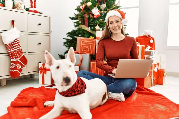 Νεαρή Καυκάσια Γυναίκα Που Χρησιμοποιεί Φορητό Υπολογιστή Κάθεται Σκυλί Από — Φωτογραφία Αρχείου