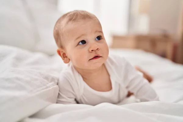 Чарівний Малюк Плаче Ліжку Спальні — стокове фото