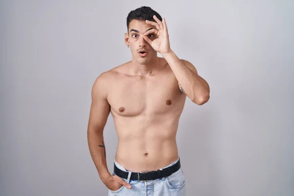 Yakışıklı Spanyol Adam Tişörtsüz Duruyor Şaşırmış Yüz Ifadesiyle Şaşırmış Parmaklarının — Stok fotoğraf