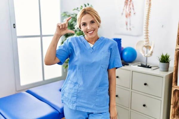Beautiful Blonde Physiotherapist Woman Working Pain Recovery Clinic Smiling Confident — Stockfoto