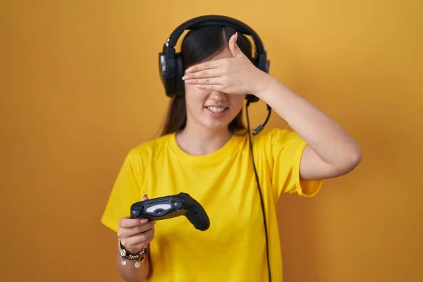 Mujer Joven China Jugando Videojuego Sosteniendo Controlador Sonriendo Riendo Con — Foto de Stock