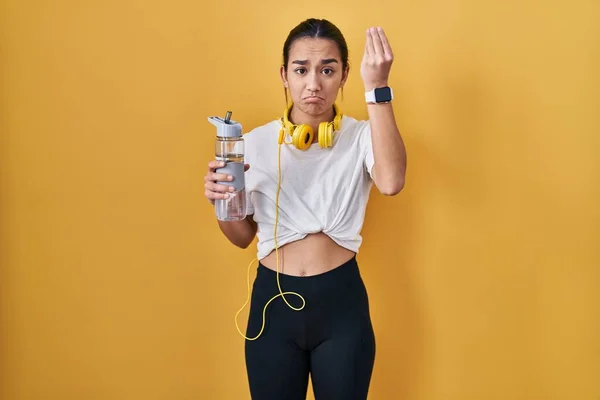 Ung Sydasiatisk Kvinna Bär Sportkläder Dricksvatten Gör Italiensk Gest Med — Stockfoto