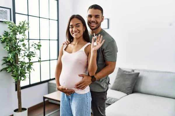 Latino Paar Umarmt Sich Mit Schlüssel Des Neuen Hauses Und — Stockfoto