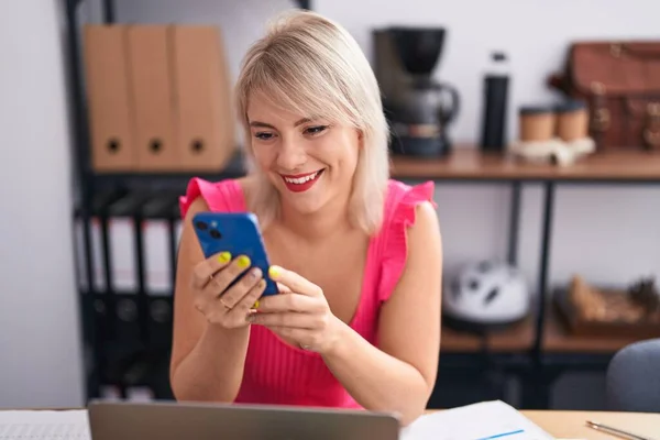 Ung Blond Kvinna Företagare Som Använder Laptop Och Smartphone Kontoret — Stockfoto