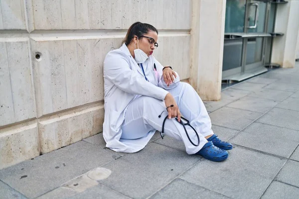 Young Beautiful Size Woman Doctor Stressed Sitting Floor Hospital — Stockfoto