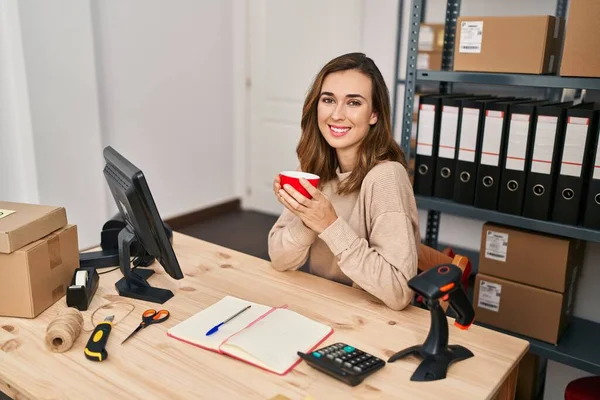 Νεαρή Εργαζόμενη Στο Ηλεκτρονικό Εμπόριο Που Πίνει Καφέ Στο Γραφείο — Φωτογραφία Αρχείου