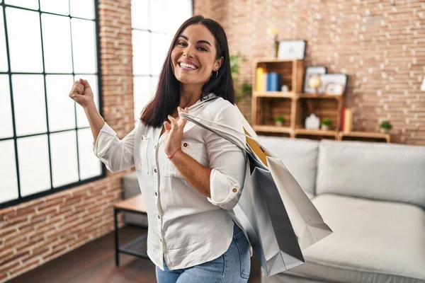 Ung Latinamerikansk Kvinna Håller Shoppingväskor Skriker Stolt Firar Seger Och — Stockfoto