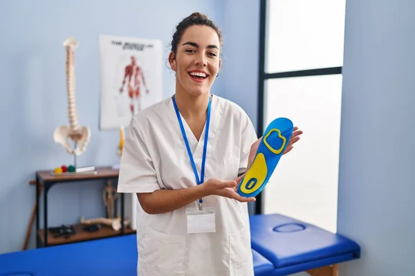 Young Hispanic Woman Holding Shoe Insole Physiotherapy Clinic Smiling Laughing — Photo