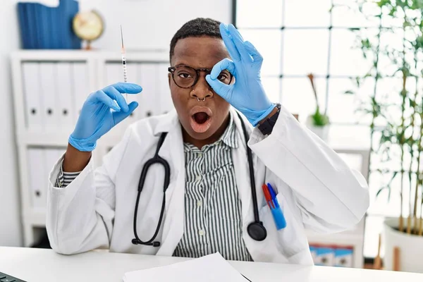 Junge Afrikanische Arzt Mann Mit Spritze Krankenhaus Tun Geste Schockiert — Stockfoto