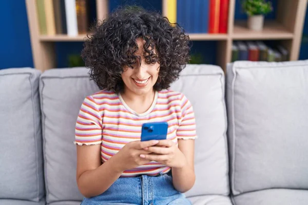 Ung Mellanöstern Kvinna Med Hjälp Smartphone Sitter Soffan Hemma — Stockfoto