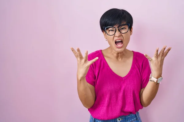 Young Asian Woman Short Hair Standing Pink Background Crazy Mad — Fotografia de Stock