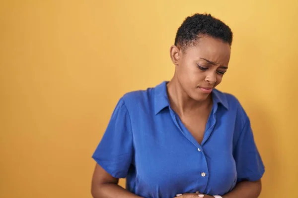 Afro Amerikaanse Vrouw Die Gele Achtergrond Staat Met Hand Maag — Stockfoto