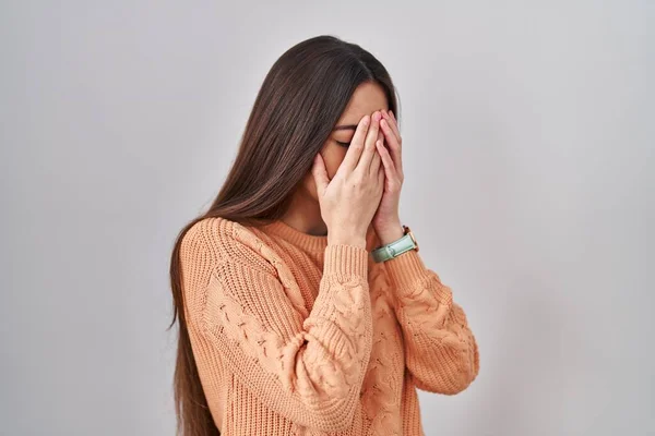 泣きながら手で顔を覆う悲しい表情で白い背景の上に立つ若いブルネットの女性 うつ病の概念 — ストック写真