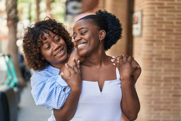African American Women Mother Daughter Hugging Each Other Street — Stok fotoğraf