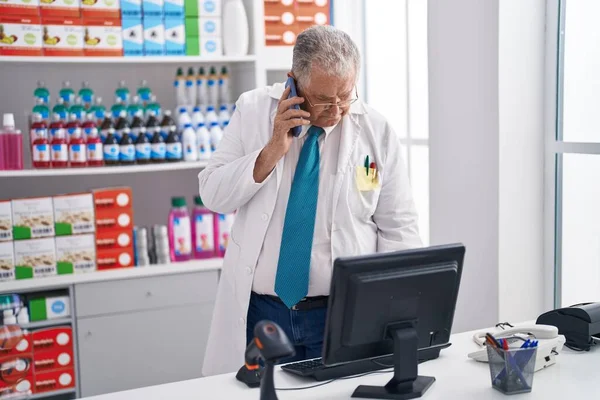 Farmacéutico Hombre Pelo Gris Mediana Edad Hablando Teléfono Inteligente Utilizando — Foto de Stock
