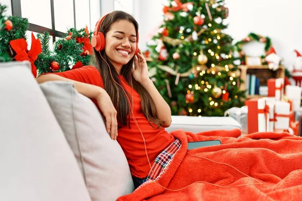 Junge Lateinamerikanerin Hört Hause Musik Weihnachtsbaum — Stockfoto