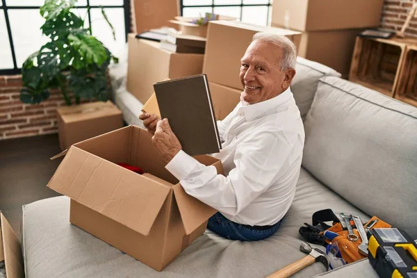 Senior Homme Souriant Paquet Déballage Confiant Nouvelle Maison — Photo