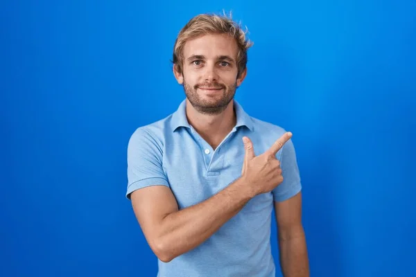 Caucasian Man Standing Blue Background Cheerful Smile Face Pointing Hand — Foto Stock