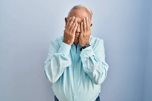 Uomo Anziano Con Capelli Grigi Piedi Sfondo Blu Con Triste — Foto Stock