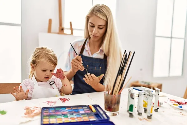 Mother Daughter Smiling Confident Painting Palm Hands Art Studio — Stockfoto
