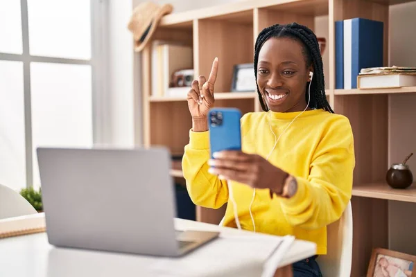 Beautiful Black Woman Doing Video Call Smartphone Smiling Idea Question — Photo