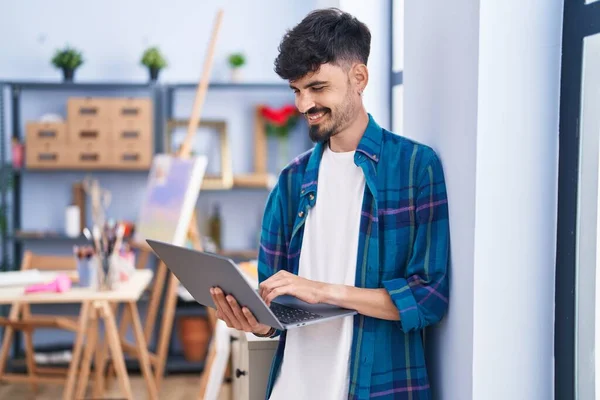 Young Hispanic Man Artist Smiling Confident Using Laptop Art Studio — 图库照片