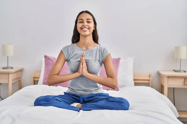 Mujer Afroamericana Joven Haciendo Ejercicio Yoga Sentada Cama Dormitorio — Foto de Stock