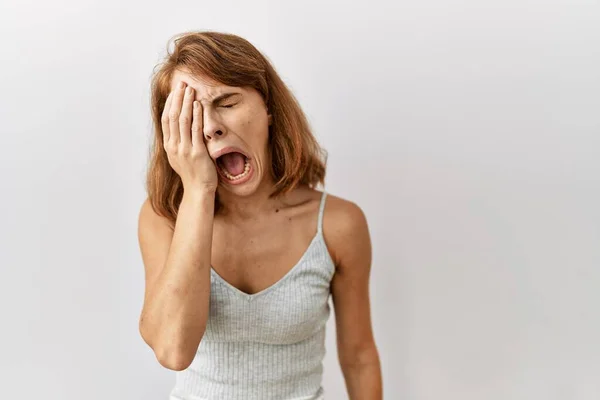 Beautiful Caucasian Woman Standing Isolated Background Yawning Tired Covering Half — Stock Photo, Image