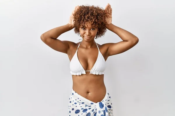 Mujer Afroamericana Joven Con Pelo Rizado Usando Bikini Haciendo Gesto — Foto de Stock
