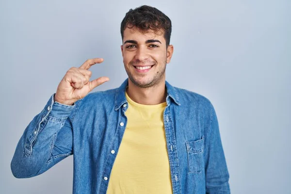 Mladý Hispánec Stojící Nad Modrým Pozadím Usmívající Sebevědomý Gestikuluje Rukou — Stock fotografie