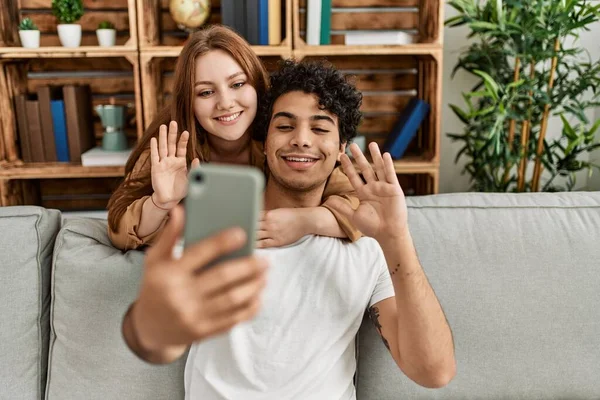 Pareja Joven Sonriendo Feliz Abrazándose Sentada Sofá Casa — Foto de Stock