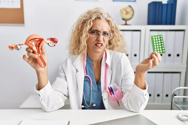 Médico Mediana Edad Mujer Sosteniendo Píldoras Anticonceptivas Expresión Despistada Confusa — Foto de Stock
