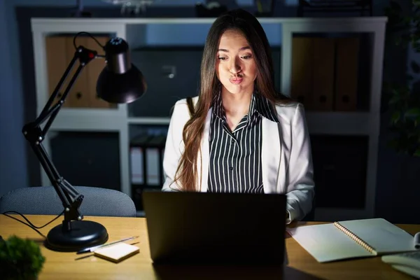 Jeune Femme Brune Travaillant Bureau Nuit Avec Ordinateur Portable Gonflant — Photo