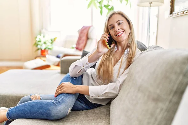 Ung Blond Kvinna Pratar Smartphone Sitter Soffan Hemma — Stockfoto