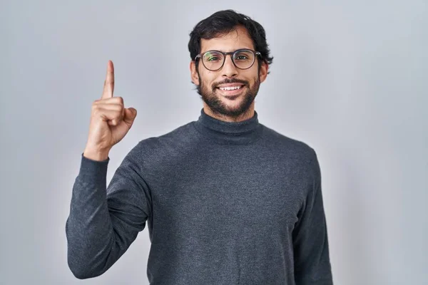 Handsome Latin Man Standing Isolated Background Pointing Finger Successful Idea — Stockfoto