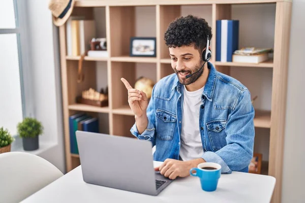 Arabischer Mann Telefoniert Mit Computer Laptop Und Lächelt Glücklich Und — Stockfoto