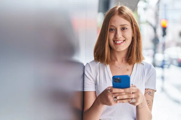 Jovem Ruiva Sorrindo Confiante Usando Smartphone Rua — Fotografia de Stock