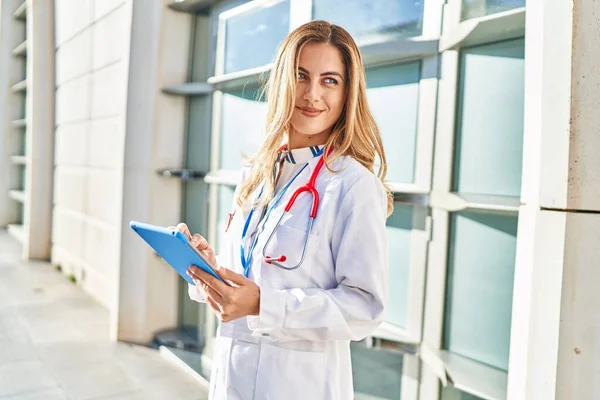 Young Blonde Woman Wearing Doctor Uniform Using Touchpad Hospital — Stock Photo, Image