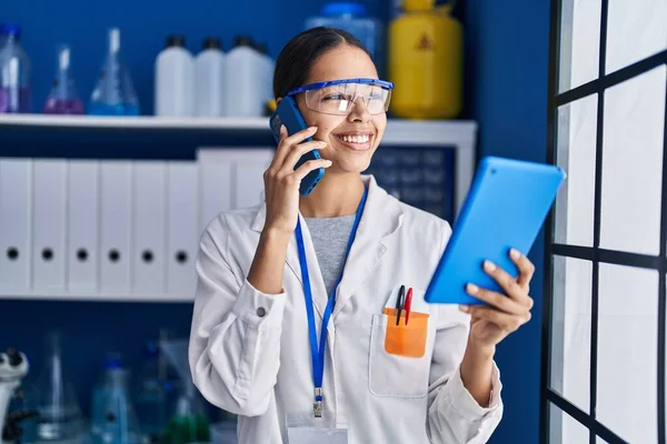 Joven Científica Afroamericana Hablando Teléfono Inteligente Usando Touchpad Laboratorio —  Fotos de Stock