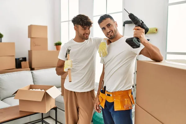 Twee Latijns Amerikaanse Mannen Paar Glimlachen Zelfverzekerd Reparerend Huis Nieuw — Stockfoto